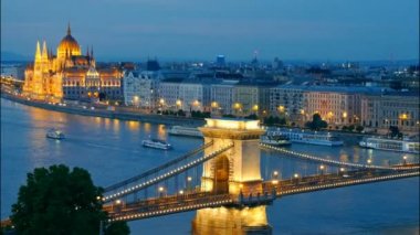 Budapeşte, Macaristan Panoraması. zincir köprü ve Parlamento. zaman atlamalı