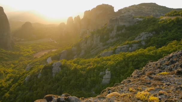 Meteora bij zonsondergang. — Stockvideo