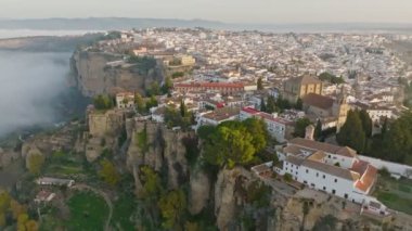  Ronda 'nın, Endülüs' ün, İspanya 'nın havadan görünüşü. Sisli bir sabahta Ronda 'nın üzerinde uçmak. UHD, 4K
