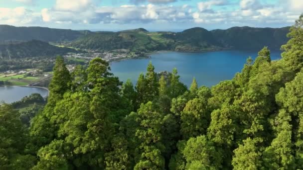 Widok z lotu ptaka słynnego jeziora Lagoa das Sete Cidades. Wyspa Sao Miguel, Azory, Portugalia — Wideo stockowe