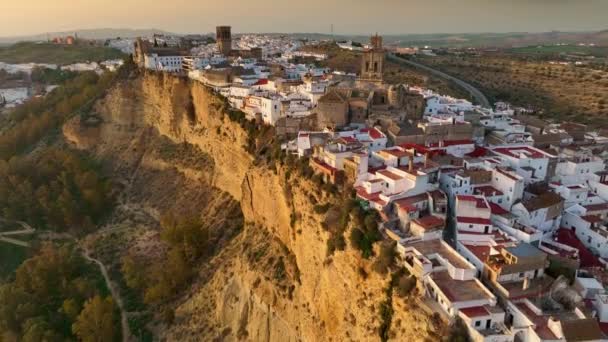 Камера здіймається над Аркос-де-ла-Фронтера, Андалусія, Іспанія, на заході сонця. Повітряний постріл одного з відомих ковдр - пуеблос в Андалусії - Аркос - де - ла - Фронтера. — стокове відео