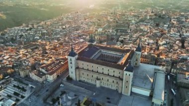 İspanya, Castilla-La Mancha, Toledo 'nun hava manzarası. Gün batımında Toledo 'daki evlerin ve katedralin üzerinden uçacağız.