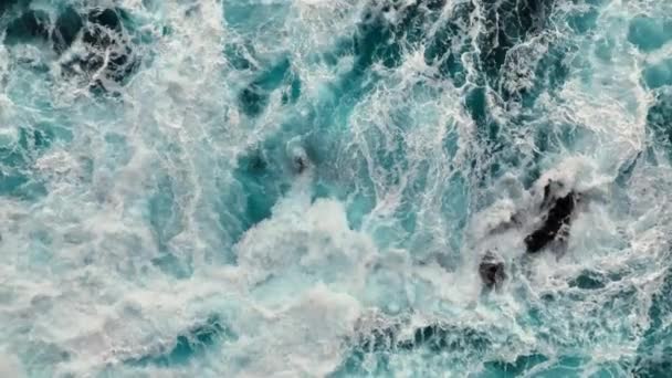 Aerial top down view of ocean surf crashes on the rocks. Stormy powerful waves in open Atlantic ocean — Stock Video