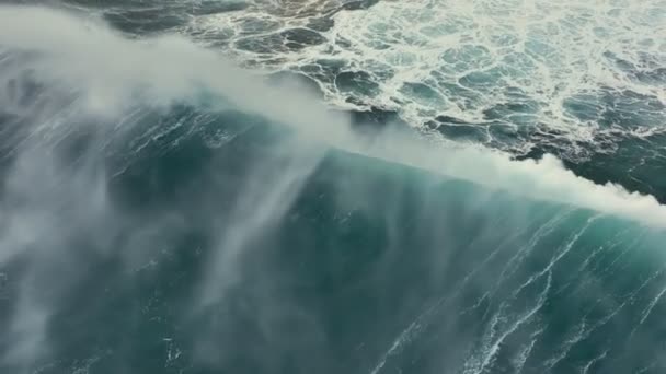 Vista aérea de arriba hacia abajo de una enorme ola de tormenta que se estrella en la costa atlántica. Volando sobre olas grandes surfeando en un clima tormentoso con fuerte viento. Cámara lenta, 4K — Vídeo de stock