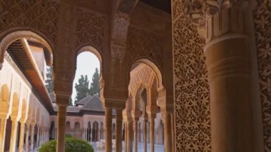 Aslanlar Divanı, Alhambra, Granada, Endülüs, İspanya, Avrupa 'nın kırsal mimarisi ile duvarlar ve sütunlar arasında hareket eder. Alhambra, Granada 'da dekore edilmiş bir oda ve bahçe. Gimbal shot, 4K.