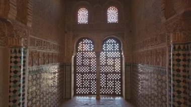 Granada, Alhambra Sarayı 'nda muhteşem bir bozkır iç mekanı. Kamera, Moorish süslemeleri ile duvarlar arasındaki pencerenin kemerlerine doğru hareket eder. Gimbal shot, 4K