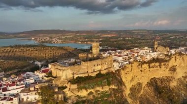 Gün batımında Arcos de la Frontera, Endülüs, İspanya 'da uçmak. Hava kuvvetleri Endülüs 'te ünlü bir pueblos Blancos' u vurdu - Arcos de la Frontera