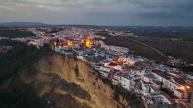 Dağdaki muhteşem beyaz kasaba, Arcos de la Frontera, gün batımından sonra şehir ışıklarıyla. Arcos de la Frontera 'nın hava akşam manzarası, Endülüs, İspanya