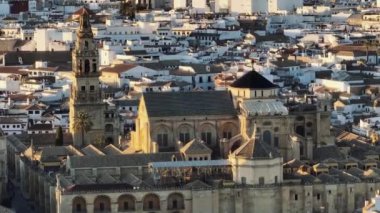 İspanya, Cordoba 'daki Cami Katedrali' nin havadan çekilmiş görüntüleri. Alcazar bahçeleri ve Cordoba 'daki beyaz evler.