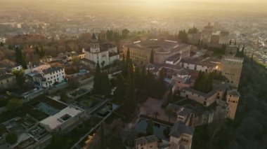 Antik Arap kalesi Alhambra, Granada, İspanya üzerinde uçuyor. Endülüs 'teki Alhambra' nın hava gün batımı görüntüsü