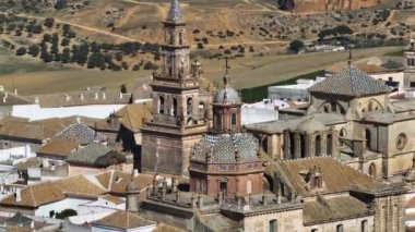 Carmona 'nın havadan görünüşü, Seville, Endülüs, İspanya. St. Peter San Pedro Kilisesi ve Carmona 'daki şehir manzarası üzerinde uçuyor.
