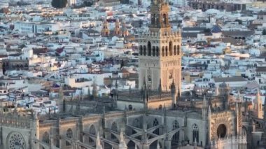 Sevilla 'nın eski kasabasındaki Giralda çan kulesinin hava görüntüsü. Sevilla Katedrali
