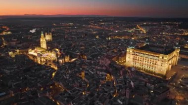 İspanya, Toledo 'nun harika akşam manzarası. Castilla-La Mancha 'da güneş battıktan sonra şehir ışıklarıyla Toledo' nun hava görüntüsü. Yüksek kalite, 4K