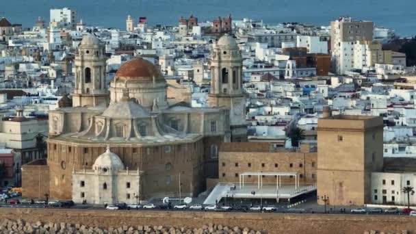 Zdjęcie panoramiczne Kadyksu, Andaluzja, Hiszpania. Latanie wzdłuż Catedral de Santa Cruz de Cadiz i nabrzeża — Wideo stockowe