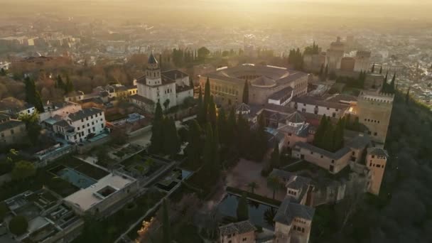 Sobrevolando la antigua fortaleza árabe de la Alhambra, Granada, España. Vista aérea al atardecer de la Alhambra en Andalucía — Vídeos de Stock