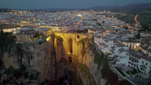 Flying over Ronda and Puente Nuevo Bridge after sunset. Evening aerial view of Ronda, Spain — Vídeo de stock