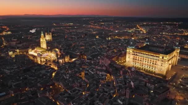 스페인 톨레도의 훌륭 한 저녁 풍경. 카스티 야라 만차에서 일몰 후 도시 조명 과 톨레도의 공중 촬영. 여호와 의증인 의통 치체 성원 4K — 비디오