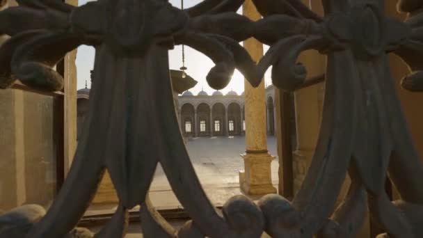 Gran Mezquita de Muhammad Ali Pasha o Mezquita Alabastro en El Cairo, Egipto. El sol se abre a través de la celosía de la ventana en la mezquita Muhammad Ali Pasha, patio es visible en el interior. Ciudadela de El Cairo. Gimbal. — Vídeos de Stock