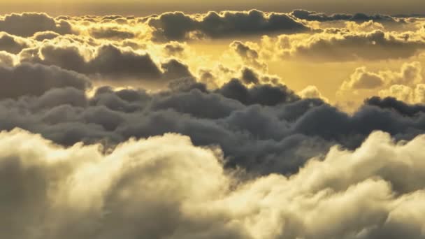 在云上飞翔。空中的距离射出浓密的云幕,被落日照得发亮.天空中带着云彩的史诗般的飞行，天空中的夕阳 — 图库视频影像