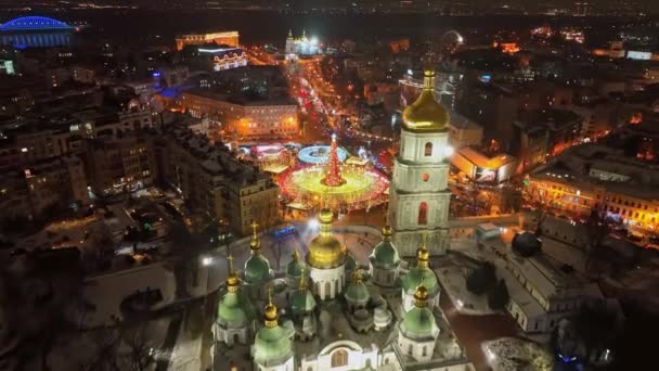Luftaufnahme der Silvesternacht in Kiew, Ukraine. Flug über das Stadtzentrum von Kiew, die Sophienkathedrale und die Lichter der Stadt, die mit Girlanden geschmückt sind — Stockvideo