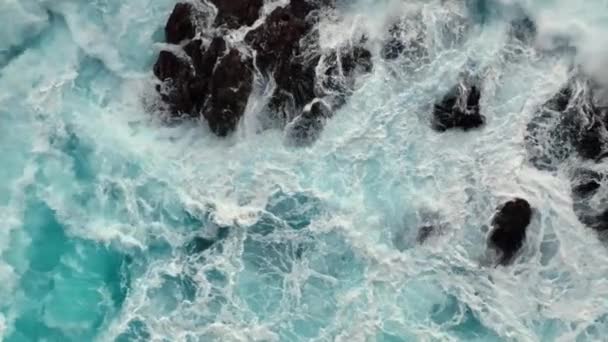Letecký pohled shora dolů na mořské vlny naráží na skály. Bouřlivé silné vlny v otevřeném Atlantském oceánu — Stock video