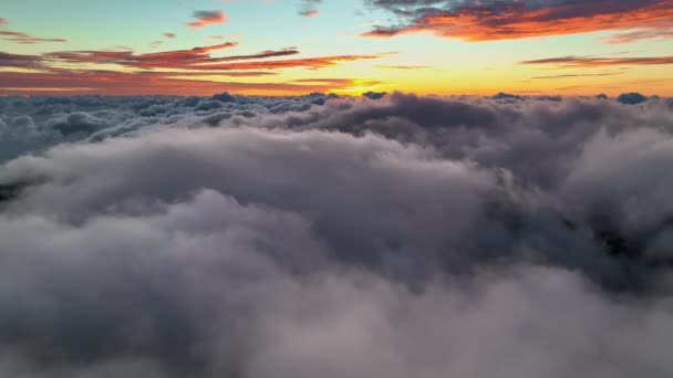 太阳升起前,史诗般的无人驾驶飞机飞越云彩.在被晨曦照亮的云彩上飞翔.天空中史诗般的日出 — 图库视频影像