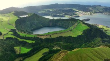 Ünlü Lagoa das Sete Cidades Gölü 'nün havadan görünüşü. Yeşil bitki örtüsüyle çevrili sönmüş volkanların kraterlerinde göller. Sao Miguel Adası, Azores, Portekiz
