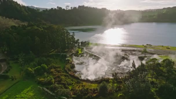 Furnas Gölü 'ndeki kaplıca manzarası Sao Miguel Adası, Azores, Portekiz. Fumarolas da Lagoa das Furnas — Stok video