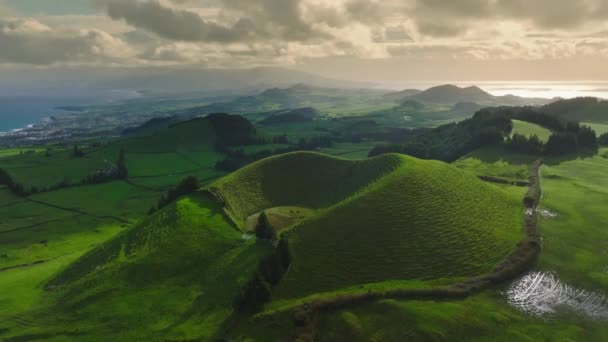 Magnificent nature of the Azores with green meadows, craters and the ocean. Aerial drone view from Miradouro do Pico do Carv o — Vídeo de stock