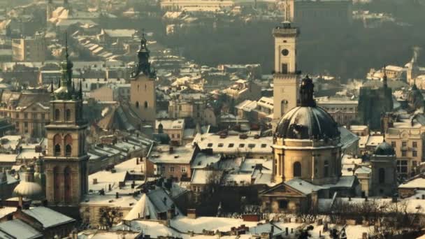 Luchtfoto van de ochtend tele opname van de winter Lviv, Oekraïne. Lviv historische centrum skyline — Stockvideo