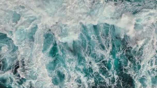 Aerial top down view of ocean surf crashes on the rocks. Stormy powerful waves in open Atlantic ocean — Stock Video