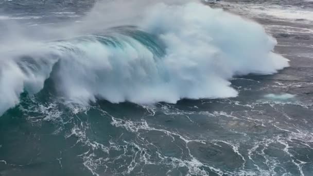 強力な波の遅い動き空中ショットがクラッシュします。海や海の大きな嵐の波澄んだターコイズブルーの水と泡のような白いテクスチャ — ストック動画
