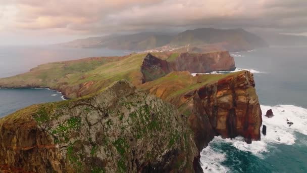 Volando sobre extrañas rocas de color marrón verdoso de Ponta de Sao Lourenco, isla de Madeira, Portugal. Disparo aéreo con dron, 4K — Vídeos de Stock