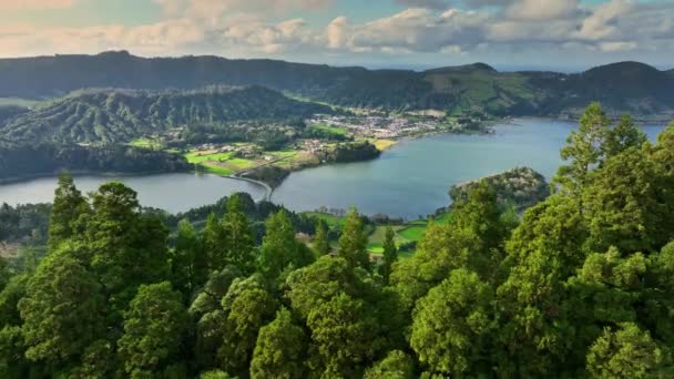 Voando sobre o lago Lagoa das Sete Cidades em dia ensolarado. Ilha de São Miguel, Açores, Portugal. Lagoa Azul e lagoa Verde — Vídeo de Stock