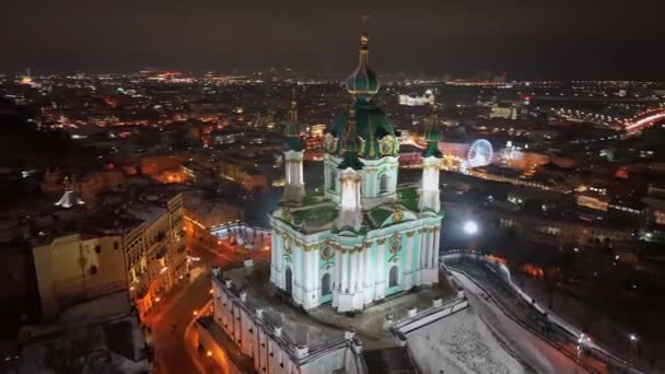 Éjszakai légi felvétel Kijevről, Ukrajnáról. Repülő körül Szent András templom, kilátás Podil és Dnyeper folyó Kijevben, Ukrajna. — Stock videók
