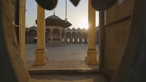 Sun breaks through the lattice of window in the mosque Muhammad Ali Pasha, courtyard is visible inside. Great Mosque of Muhammad Ali Pasha or Alabaster Mosque in Cairo, Egypt. Citadel of Cairo. Gimbal — стоковое видео