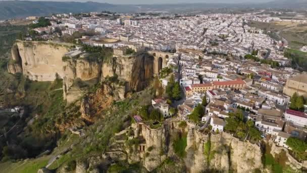 Letím přes most Ronda a Puente Nuevo. Letecký pohled na domy a katedrálu v Rondě, Andalusie, Španělsko — Stock video