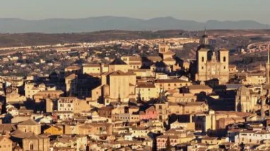İspanya, Toledo 'nun hava görüntüsü. Toledo 'daki evlerin ve katedralin sabah çekimi..