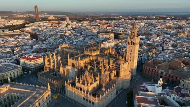 Nádherný východ slunce v Seville ve Španělsku. Letecký záběr centra Sevilly s gotickou katedrálou a slavnou zvonicí Giralda. — Stock video