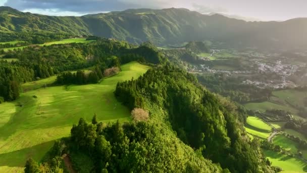 Letecký záběr zelených luk a kopců Azorských ostrovů. Klasická zelená krajina při západu slunce ostrova San Miguel, Azory, Portugalsko. — Stock video