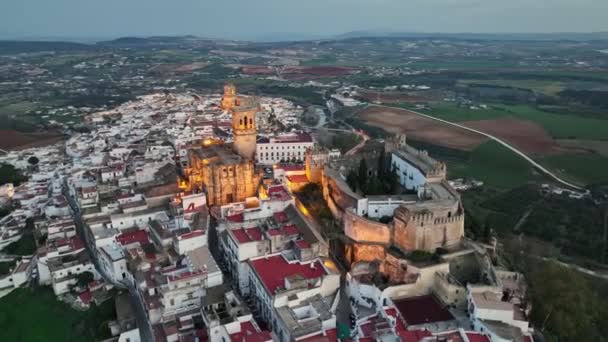 Aerial sköt en av de berömda pueblos blancos i Andalusien - Arcos de la Frontera. Kvällsutsikt med stadsljus i Arcos de la Frontera, Andalusien, Spanien. — Stockvideo