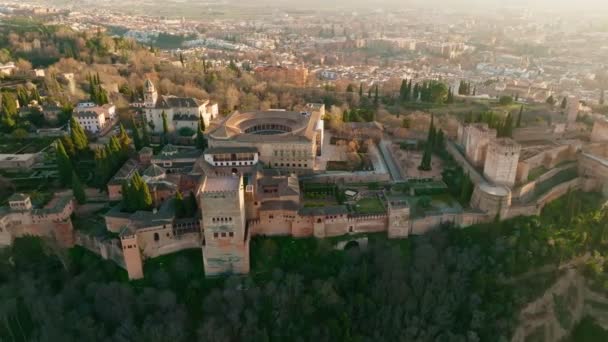 Альгамбра, Гранада, Испания. Большой закат с воздуха вид на арабскую крепость Альгамбра в Гранаде. — стоковое видео