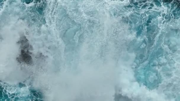 Δυνατά κύματα σε ανοιχτό Ατλαντικό ωκεανό. Εναέρια πάνω προς τα κάτω θέα του ωκεανού surf συντρίβεται στα βράχια — Αρχείο Βίντεο