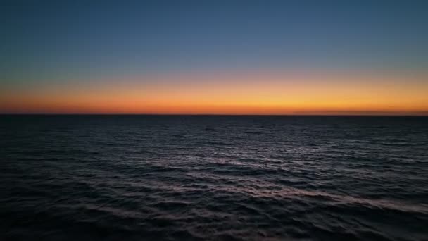 Voando Belo Pôr Sol Sobre Mar Céu Alaranjado Por Sol — Vídeo de Stock
