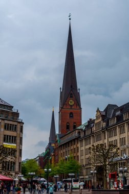 Ünlü St. Peter Kilisesi ve Rathausmarkt Meydanı 'ndaki tarihi binalar. Şehir merkezinde turistik yerler. Hamburg, Almanya, 08. Mayıs 2014