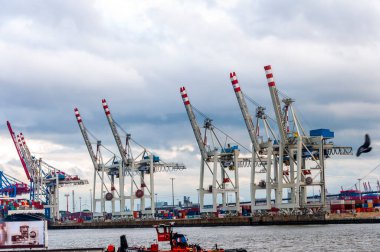 Hamburg, Almanya, 11 Mayıs. 2014 yılı. Bulutlu bir günde Hamburg Limanı ve Tollerort Konteynır Terminali. Avrupa 'nın ünlü uluslararası limanı