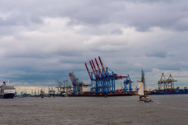 Hamburg, Almanya, 11 Mayıs 2014. Bulutlu bir günde Harbor ve Burchardkai Terminali. Ünlü turizm limanı ve Avrupa 'da ziyaret yeri