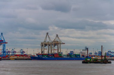 Hamburg, Almanya, 11 Mayıs 2014. Liman ve kargo gemileri açılmaya hazır. Elbe nehrinin ünlü limanı. Turistik bir yer ve ziyaret edilmeli.