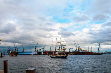 Hamburg, Almanya, 11 Mayıs. 2014. Bulutlu bir günde Liman ve Burchardkai Terminali. Elbe Nehri 'nden geçen gemiler.