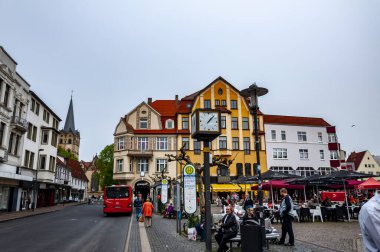 Otobüs durağı ve restoranları olan Herford şehir merkezi.